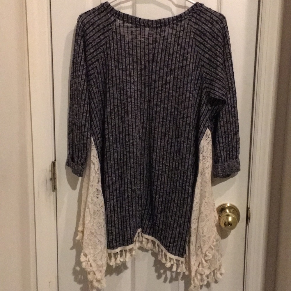 NWT Umgee M Black Grey Ivory w/ lace trim